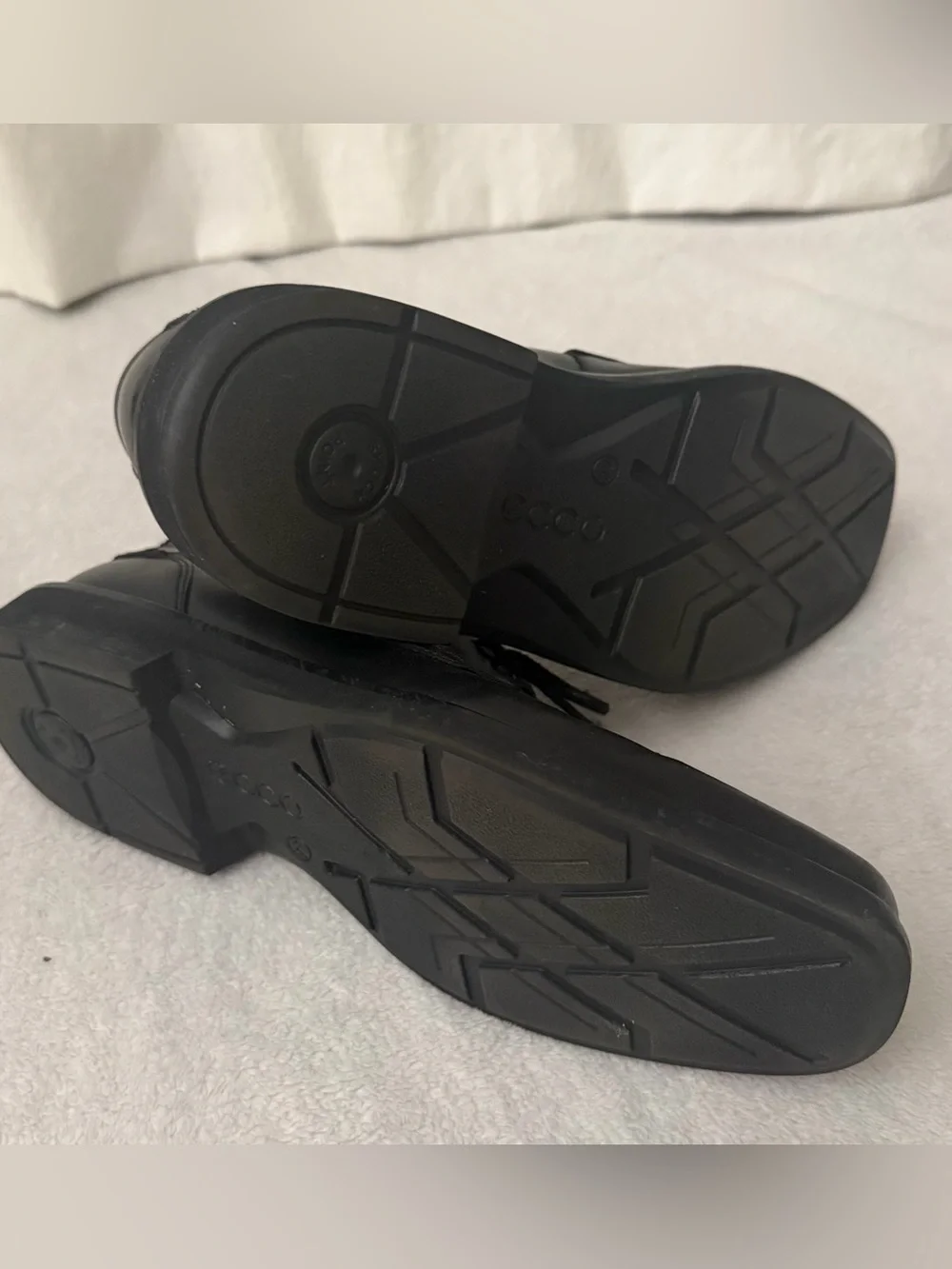 Ecco sleek black